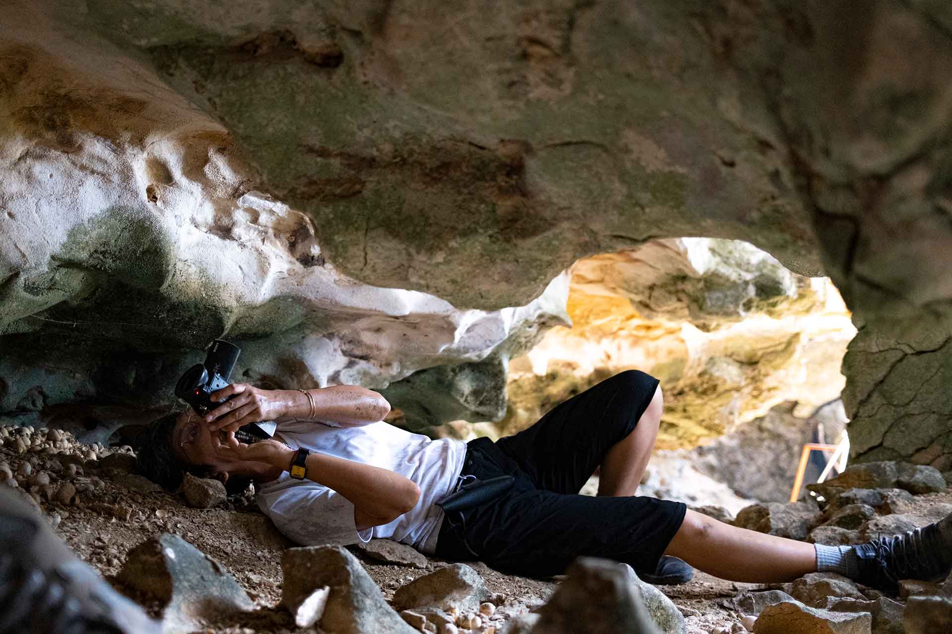 蘇拉威西島上保留著群島早期居民遷徙的痕跡。他們出於求生的本能,不斷尋找更適合居住的地點,並因此留下可追溯至四萬年前的珍貴記錄。饑荒、自然災害與長期衝突帶來的苦難,成為促使他們遷徙的主要因素。在這段期間,他們不斷學習、適應不同的環境,進行領土拓展與文化交流,進而形成新的身分認同。其中,藝術扮演了重要角色,不僅作為表達情感的媒介,填補了精神層面的空缺,更成為一種有效的宣傳工具,促成日益複雜社會中更深入的合作。藝術與文化物件具有無可取代的意義,在族群間衝突後的和解過程中亦發揮重要作用。然而,殖民者卻毫無愧疚地掠奪了大量該時期的文化與藝術文物,使其淪為陳列於世界各大知名博物館玻璃櫃中的「異國珍品」。