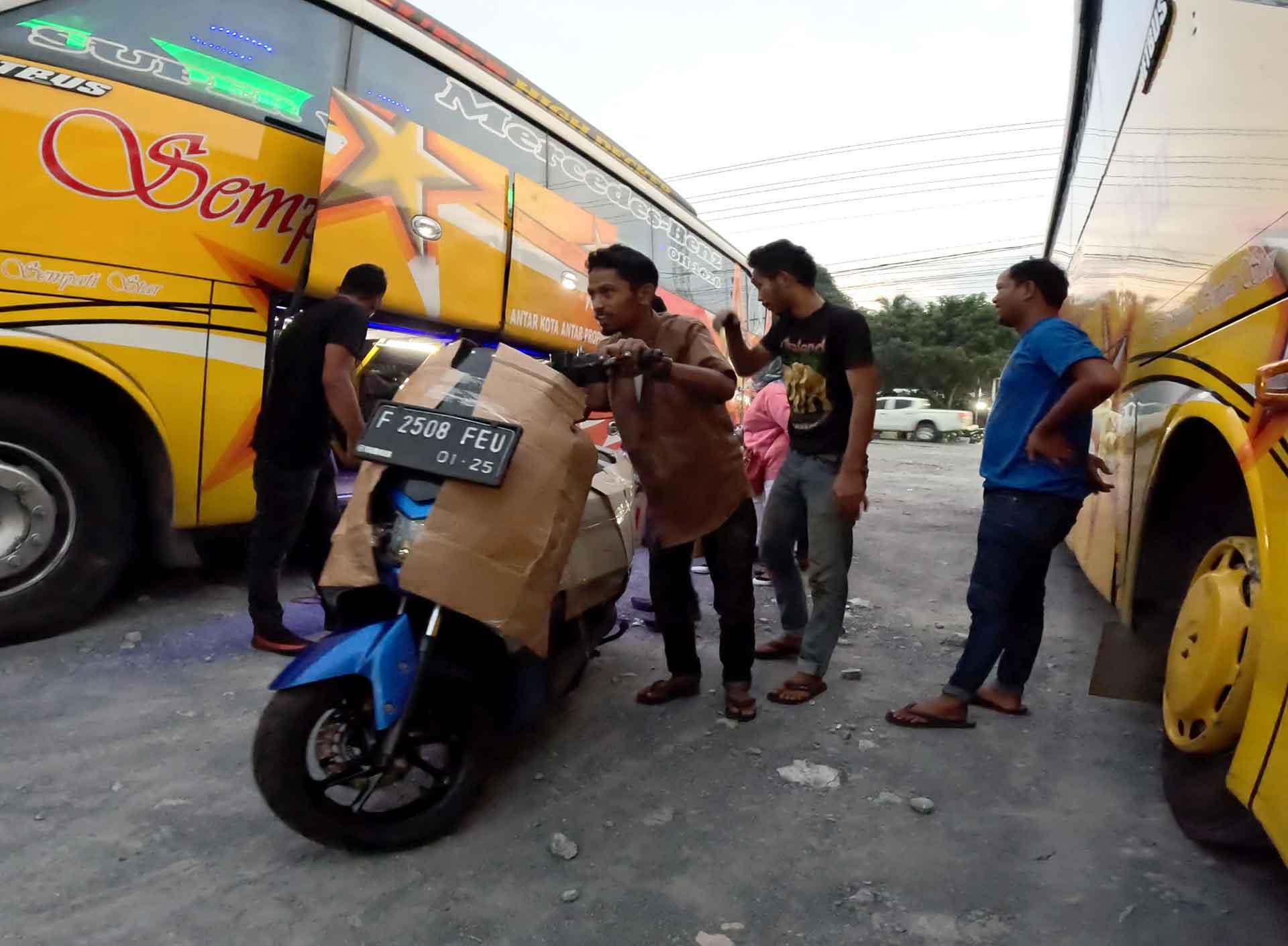 巴士用來運送從機車到農作物的各種貨物。其費用相對便宜且在省界免於檢查。